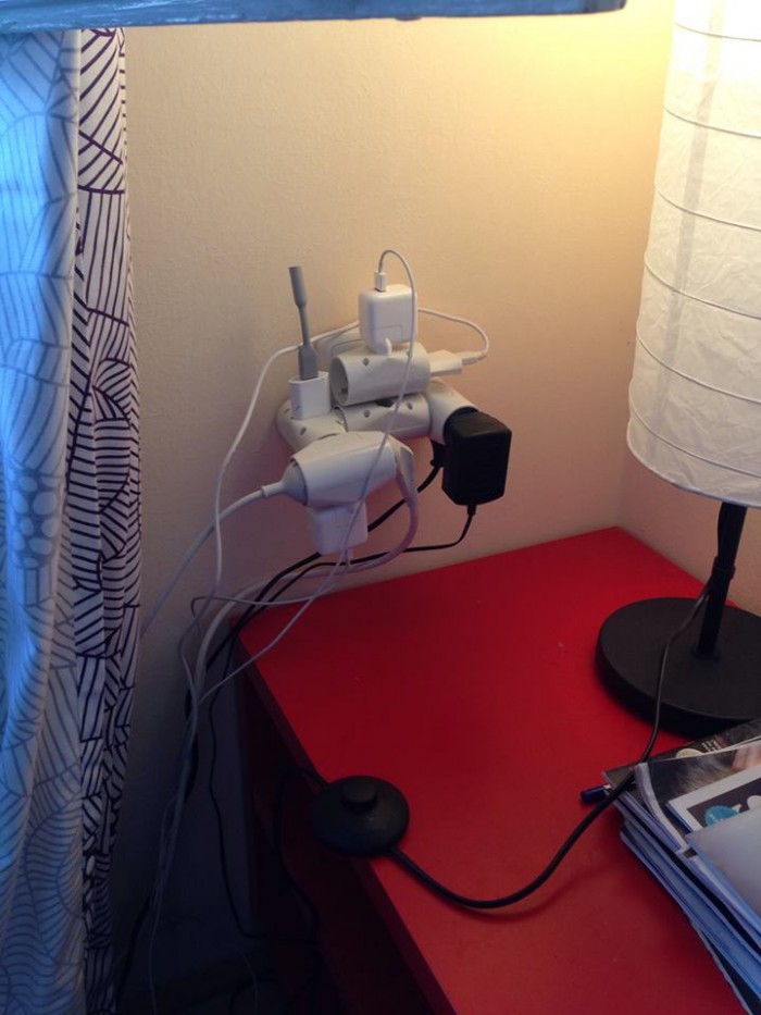 Ako do jednej dvojzasuvky pri posteli zapojiť všetky nabijacky, ktoré mam doma + externý harddisk, lampu a predlzovacku.