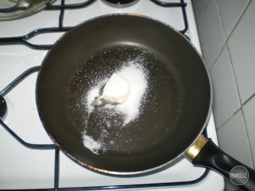 Na panvicu dáme cukor