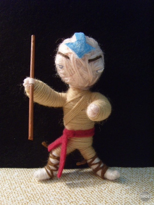 Aang - motaná bábika, výška 10cm