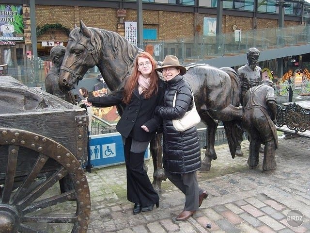 A ešte moja Sárinkovská maličkosť s maminou. Takýchto krásnych životných bronzových sôch koní je mimochodom na tomto markete asi tak triliónpäťsto a ja som mala chuť si každú jednu vyfotiť. Krásne!