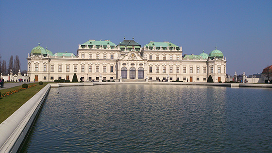 Belvedere vo Viedni. Za palácom sa nachádza nádherný park, len momentálne boli vypustené fontány.