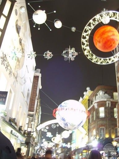 Večer pred odchodom sme sa prešli s našimi po vianočne osvetlených uliciach v centre Londýna a trošku fotili. Toto je napr. vysvietená Carnaby Street s motívom vesmírnych telies :) 