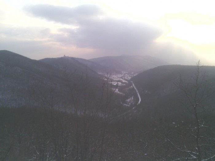 Čachtická dolina a Čachtický hrad v zime.