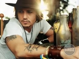 Velmi,ale velmi! pekný chlap:) taký charizmatický že...ách:) Johnny Depp