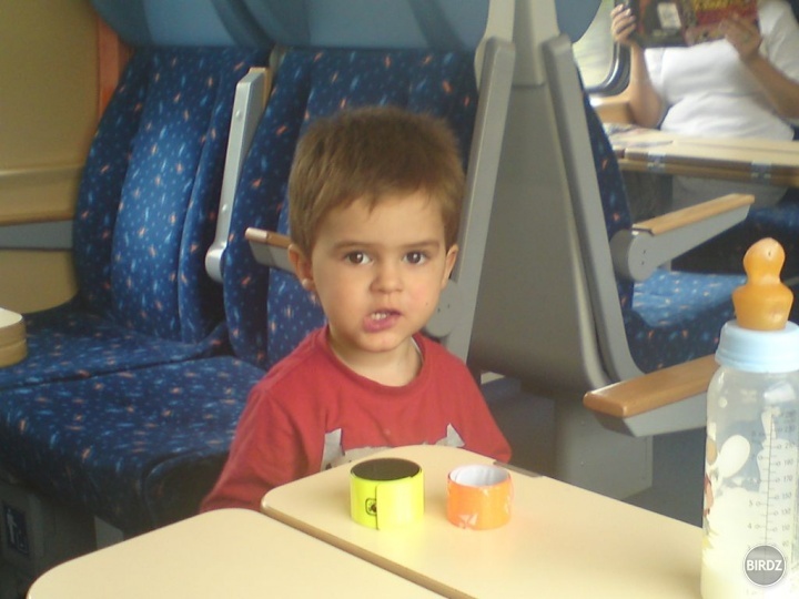 práve sa ku mne dostala fotka môjho poloruského syna z vlaku. z košíc až do bratislavy sme spolu celý čas boli! malé chutnéééé okaté :*