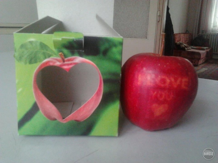 hm, preco nedat chlapovi na valentina jablko :D ? aspon doplni vitaminy :D