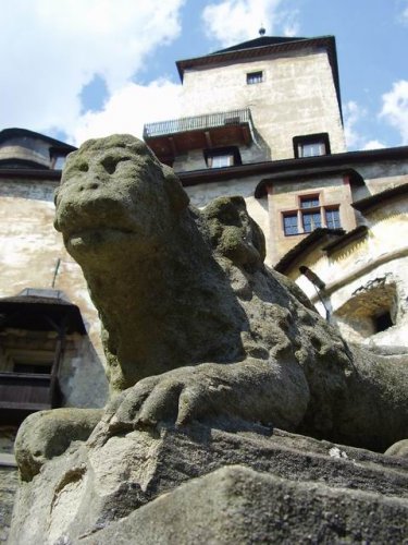 Strážny lev a v pozadí Oravsky hrad
