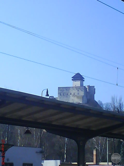 Trečiansky hrad zo železničnej stanice.
