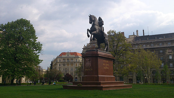 Socha Rákocziho pri parlamente v Budapešti
