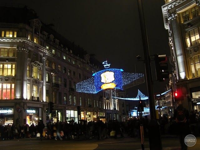 Na Regent Street tento rok propagujú nový diel Narnie, takže tam všade svietia ich veľké svietiace postery, ale na fotke to chvalabohu nevidieť :D 