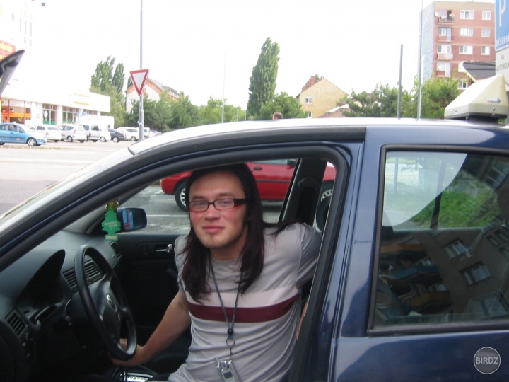 Pozor, učím se jezdit, ani na stromě nejste v bezpečí, aneb automatická převodovka je má spása...