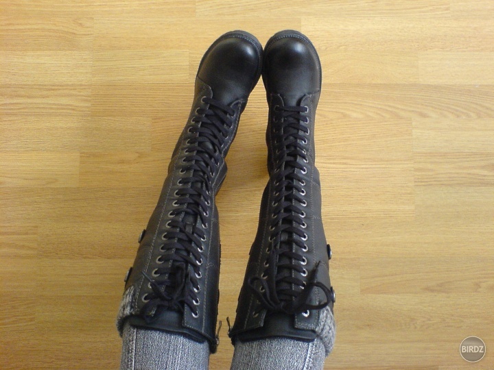 nové botky na zimu ^^ a nemám krivé nohy, to len tak vyzerá :P