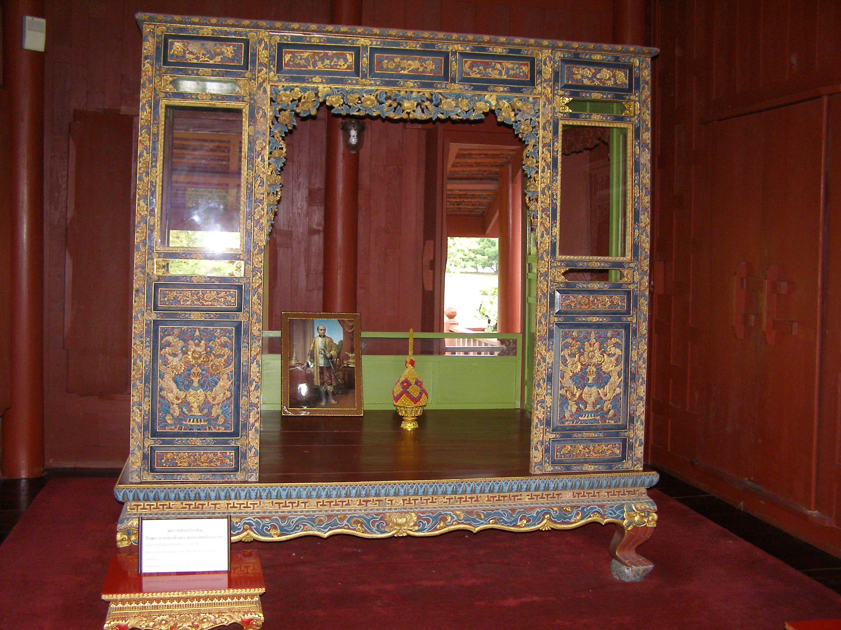 tak toto je kralovska postel, spaval v nej vraj kral rise Siam [Thajsko] Rama V - Chulalongkorn.Foto je z ostrova Krabi