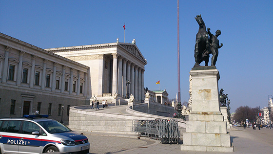 Parlament vo Viedni je silne antický :) Asi najkrajšia budova, akú som tam videl, hoci veľmi sa nehodí k ostatným :)