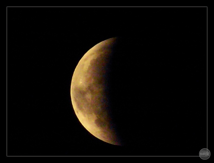 Úplné zatmenie mesiaca v poslednej fáze - myslím, že skôr vo fáze odtmenia. škoda, že už nie je taký oranžový ako predtým, než zaliezol za mraky:(