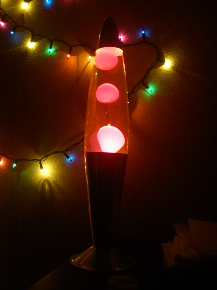 moja prvá lávová lampa.. neviem, na akom princípe to funguje, ale je super sa na to pozerať :D :)
