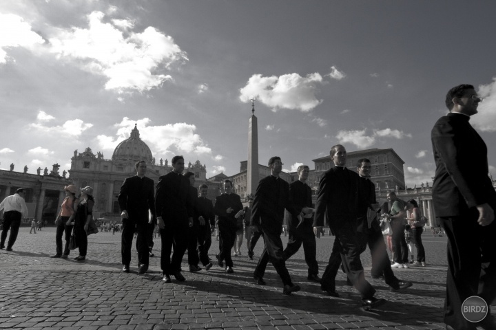 katolicki kňazi, šikmooké turistki a zvlaštna rodinka