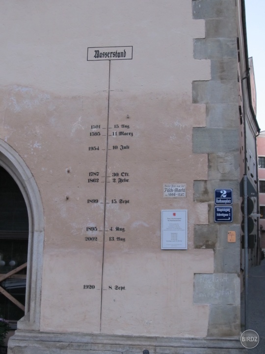 V Passau si z dunajovej odmerky spravili atrakciu. Tak či tak si myslím, že tie protipovodňové opatrenia by padli vhod. 