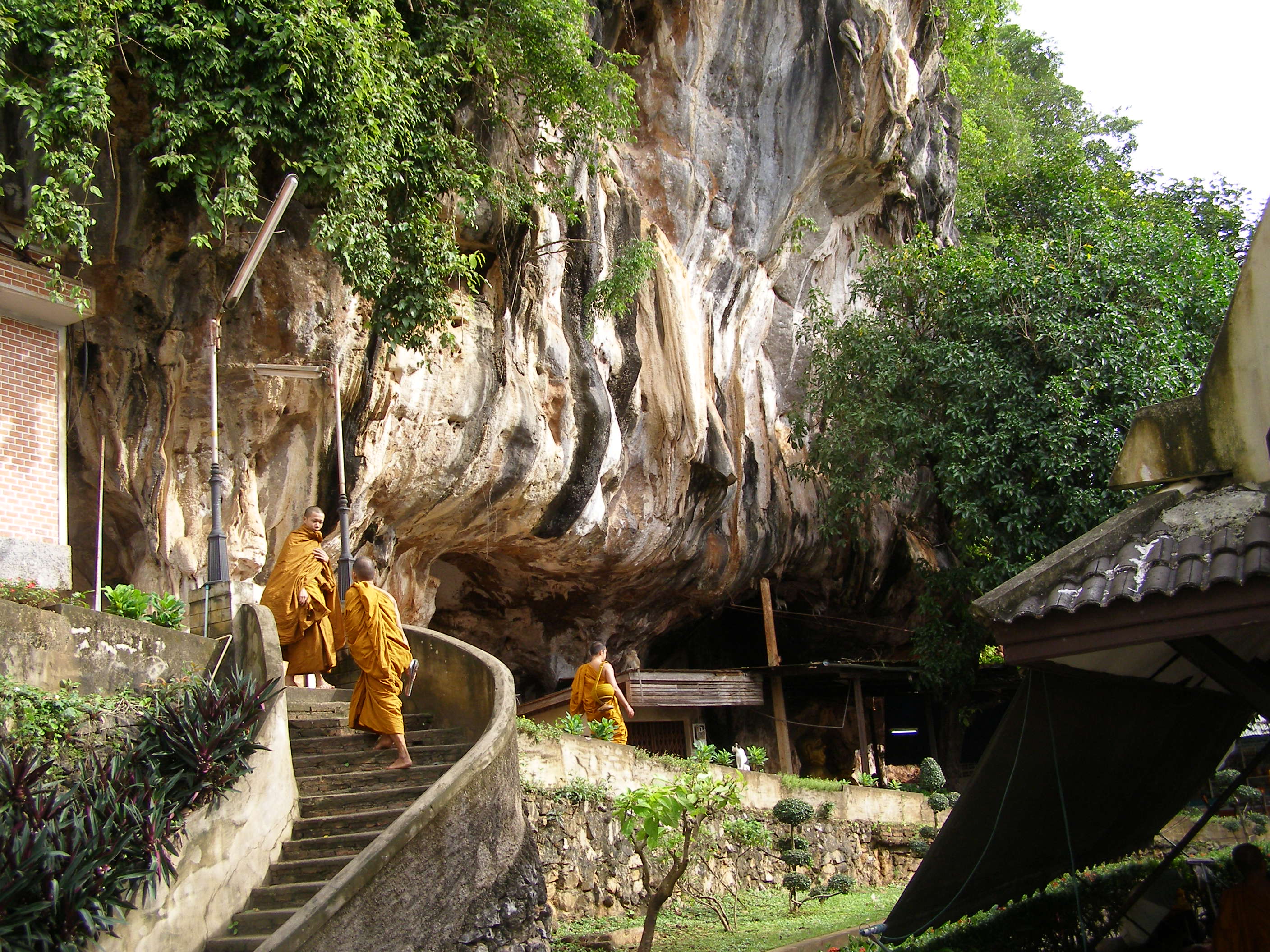 cesta k buddhistickemu klastoru v skalach na ostrove Krabi