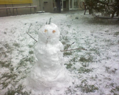 snehuliak, ktorý postavili naše baby pre školou! :D