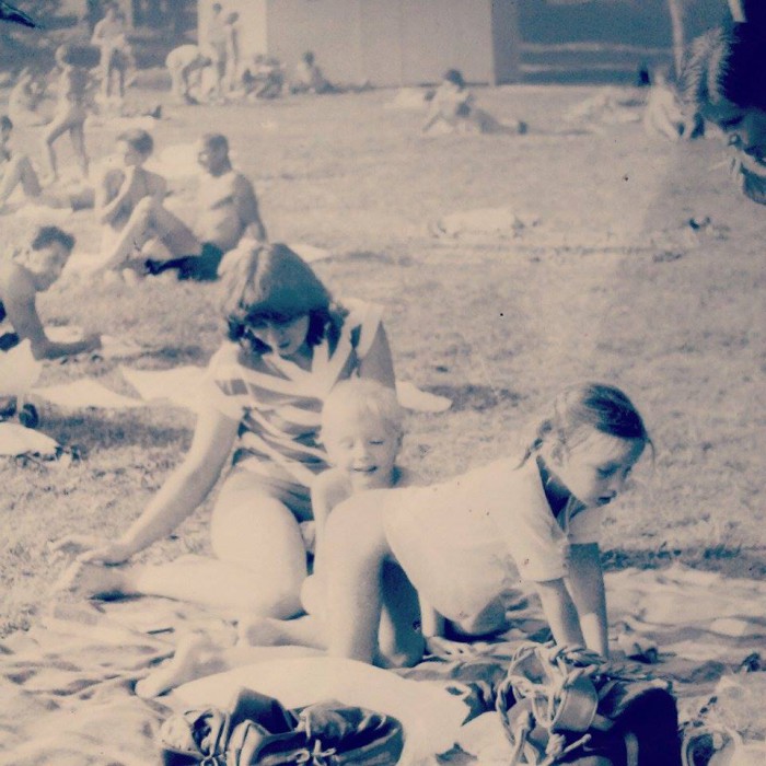 Malý Mygate (v strede) na plavárni s mamou a kamoškou v Bojniciach. Doteraz ma ten pohľad fascinuje..