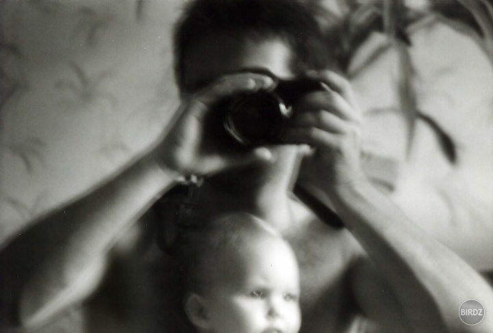 Asi rok 1993 a môj otec sa so mnou fotil o zrkadlo :D:D:D 