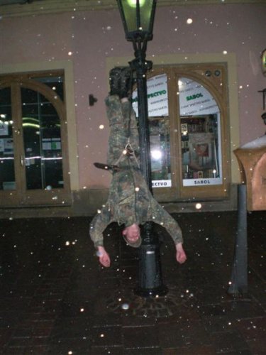 po airsofte sa treba este nejako odreagovat... napriklad provokaciou policie v meste aj tym, ze sa vesame po lampach...dole hlavou:) (preco nie)