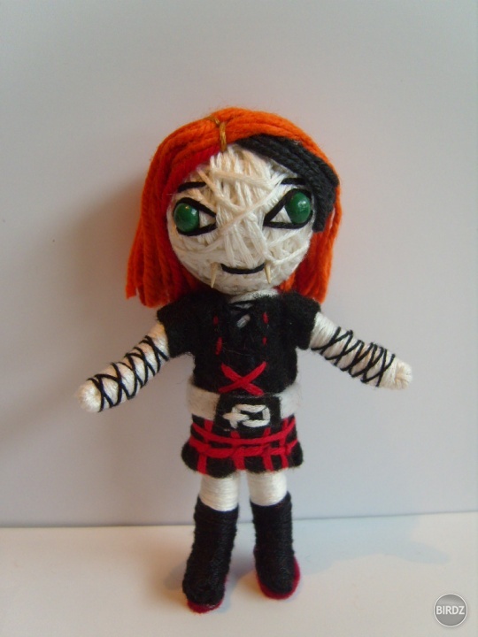 motaná bábika, výška 10cm, má ohybné rúčky aj nôžky, vhodná ako prívesok na tašku a pod.