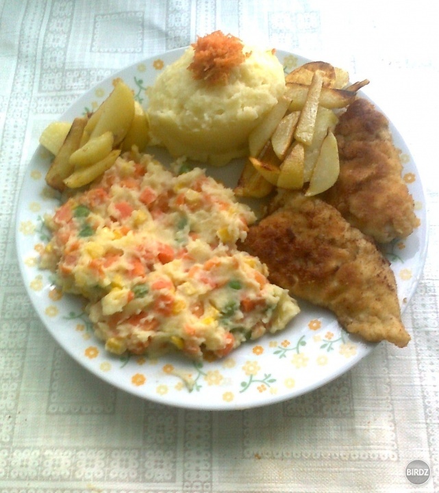 vyprážaná ryba so zemiakovo-zeleninovou pochúťkou :-)