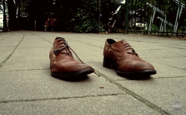 Topánky v strede chodníka v jednej menšej Amsterdamskej uličke.. celkom ma to pobavilo, keď som to zbadala :D