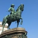 Skoro všade vo Viedni majú sochu nejakého známeho alebo neznámeho jazdca či panovníka. Asi boli zaťažení na jazdu :)