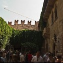 Verona, ináč ten balkón vpravo hore je Júlii z hry Rómeo a Júlia. =)