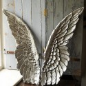 Anjel odíde a nechá ti krídla,
ale ako lietať sa už musíš naučiť sám...