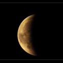 Úplné zatmenie mesiaca v poslednej fáze - myslím, že skôr vo fáze odtmenia. škoda, že už nie je taký oranžový ako predtým, než zaliezol za mraky:(
