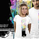 Kopec farebnej muziky na skvelom tričku My piano. Vytvorené Sebastianom Govinom, argentínskym umlecom tvoriacim pod prezývkou sebasebi. http://www.loviu.com
