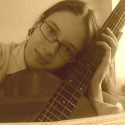 Takže, stará séria fotiek z roku 2008 (áno, ja viem, že už to tu je, ale podstatné je, že je to séria) s mojou Margarétkou II., milovanou gitarou...