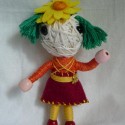 motúzáčik - dievčatko v sukničke s kvietkom, veľkosť cca 10cm, vhodné ako prívesok napríklad na tašku
