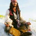 Johnny Depp ako Kapitán Jack Sparrow z filmu Piráti z Karibiku.
