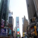 Times Square, najznámejšie námestie v New Yorku. Čo na ňom turisti nájdu? Reklamy. A reklamy. A ešte reklamy.... Priam kultúrna pamiatka konzumného života. 