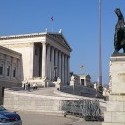 Parlament vo Viedni je silne antický :) Asi najkrajšia budova, akú som tam videl, hoci veľmi sa nehodí k ostatným :)