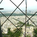 výhľad z tretieho poschodia Eiffelovky, vzadu štvrť La Défense