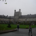 univerzita v Corku..oni v tom ich areáli majú všetko vlastnú banku..no proste človek sa tam kľudne stratí :D 