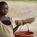 Deti v Sudáne a iných krajinách Afriky pracujú od 4 rokov celý deň na poliach za 50 centov na deň
