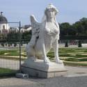 Vo Viedni maju take divne sochy :D, napol lev, napol zena a hlavne ze to ma prsa a kridla :D hrozne :D