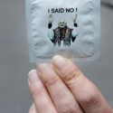 Protest francuzov na vyjadrenie pápeža, že rozdávanie kondómov nie je riešením v boji proti ochoreniu AIDS. Som zvedavy, kedy cirkev padne....