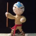 Aang - motaná bábika, výška 10cm