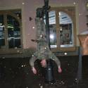 po airsofte sa treba este nejako odreagovat... napriklad provokaciou policie v meste aj tym, ze sa vesame po lampach...dole hlavou:) (preco nie)