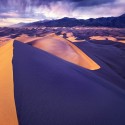 Veľké piesočné duny (USA) - západ slnka osvetluje veľké duny, ktoré vyzerajú ako dvojfarebné. Fotka je fotená na vrcholu hviezdicovej duny.