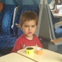 práve sa ku mne dostala fotka môjho poloruského syna z vlaku. z košíc až do bratislavy sme spolu celý čas boli! malé chutnéééé okaté :*