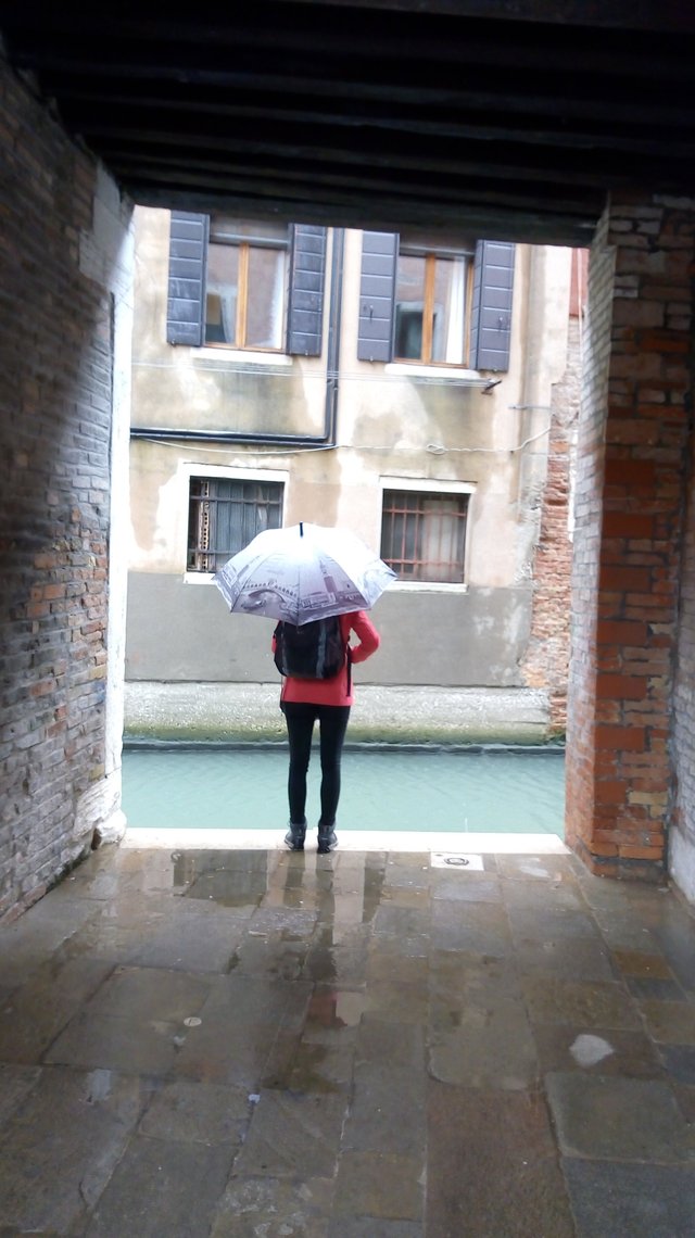 Kúpila som si v Benátkach dáždnik. A potom som ho musela pašovať a stratila som pri tom občiansky preukaz :D